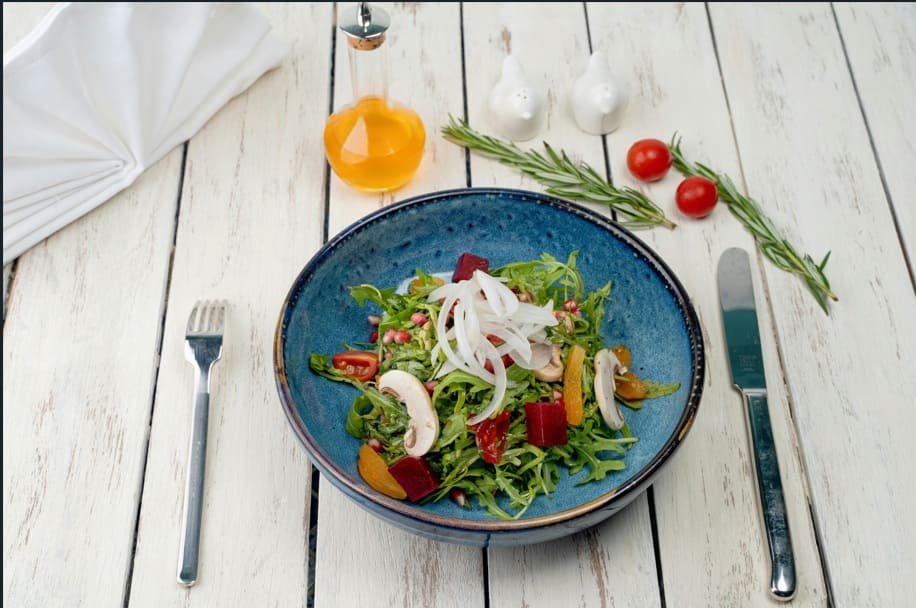Assiette colorée illustrant la détoxification et la micronutrition pour réduire la fatigue