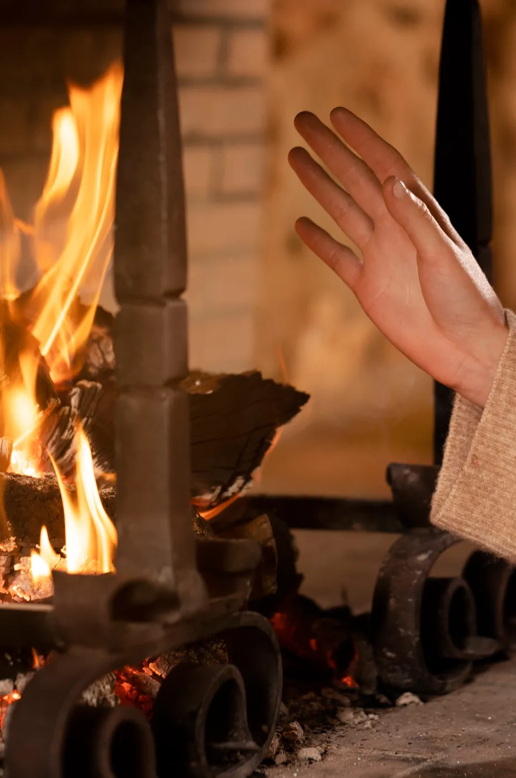 Main devant un feu de cheminée illustrant la pratique des coupeurs de feu à Beaune