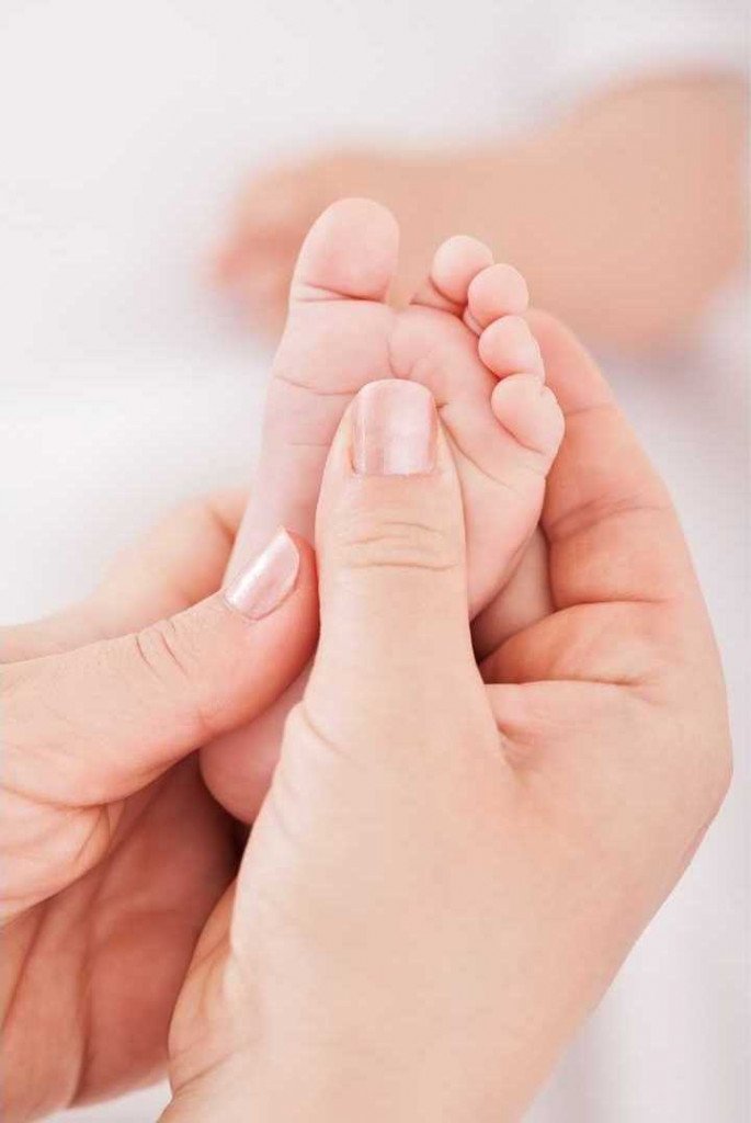 Massage Tui Na pédiatrique adapté aux bébés pour soulager coliques et sommeil